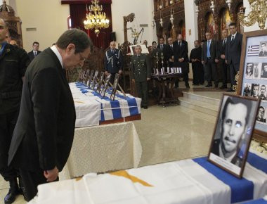 Κύπρος: Με τιμές ήρωα ο ενταφιασμός του εθνομάρτυρα Β. Παπαλάμπρου της ΕΛΔΥΚ (φωτό)